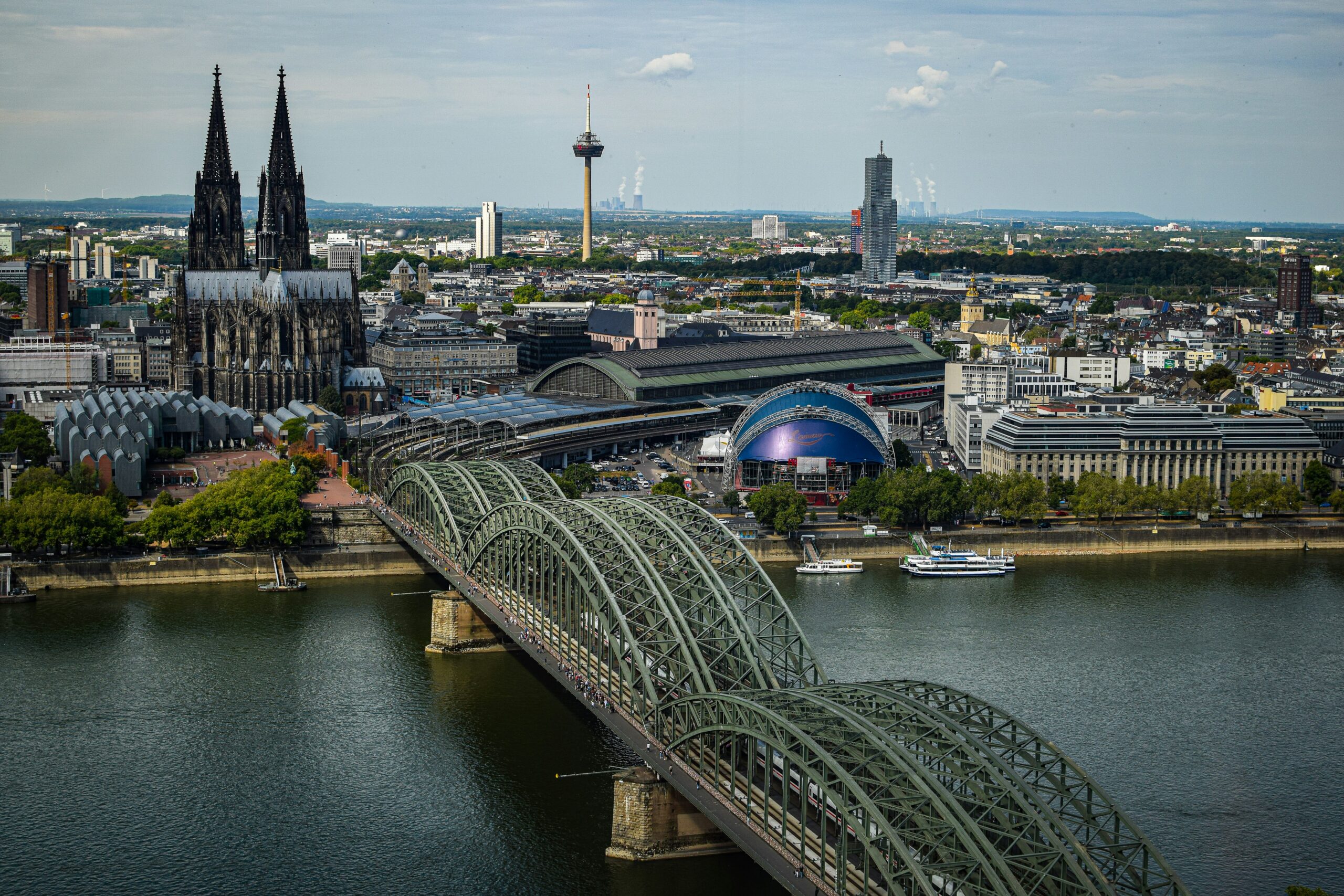 Freunde finden in Köln? Gar nicht so leicht. 7 ehrliche Gedanken & eine Idee, wie du echt neue Leute triffst – ohne Cringe, Smalltalk oder Druck.