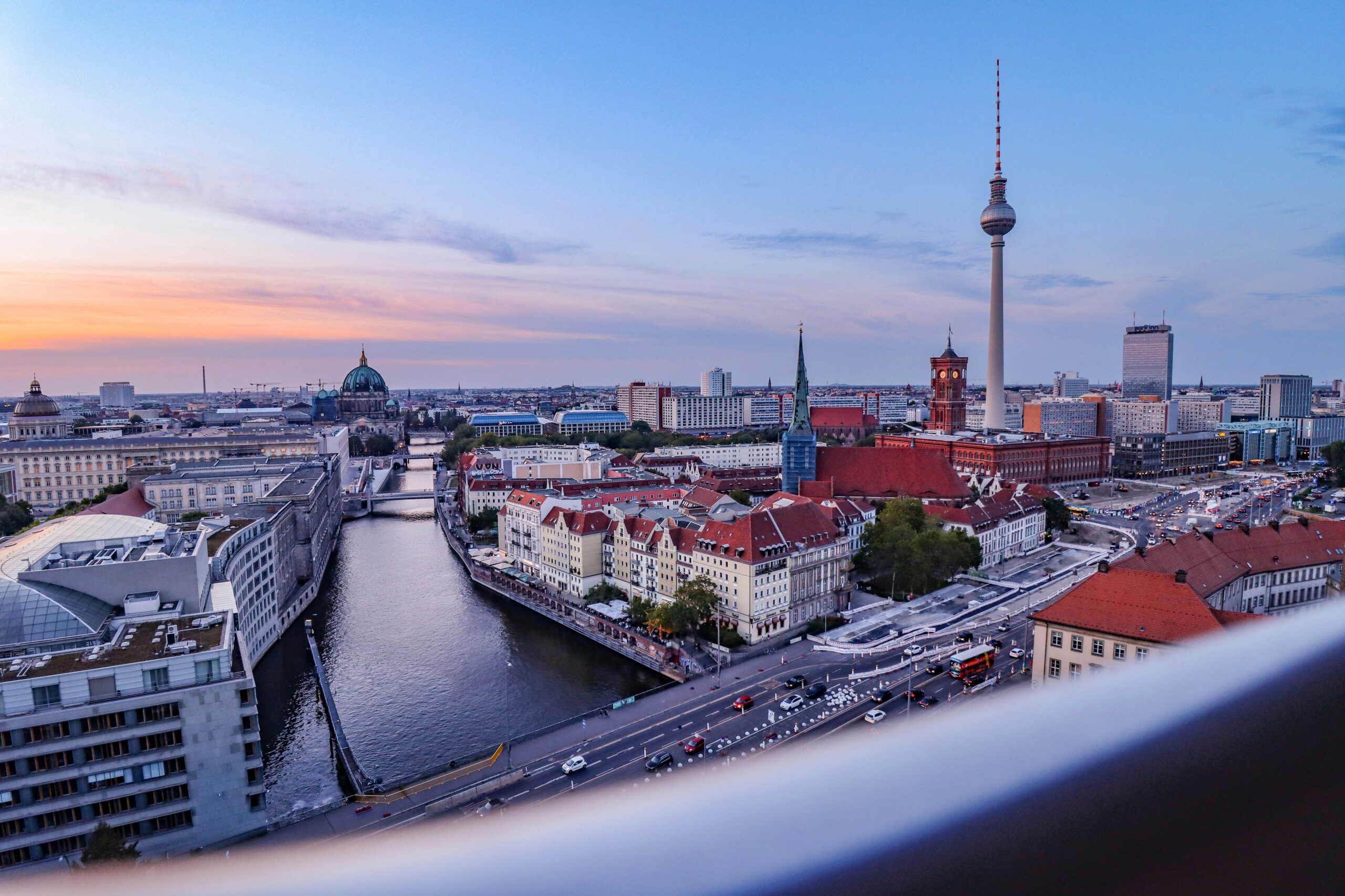 Leben in Berlin – zwischen Freiheit und Einsamkeit. Wo du echte Verbindungen finden kannst und warum Timeleft die perfekte Gelegenheit für echte Gespräche ist.
