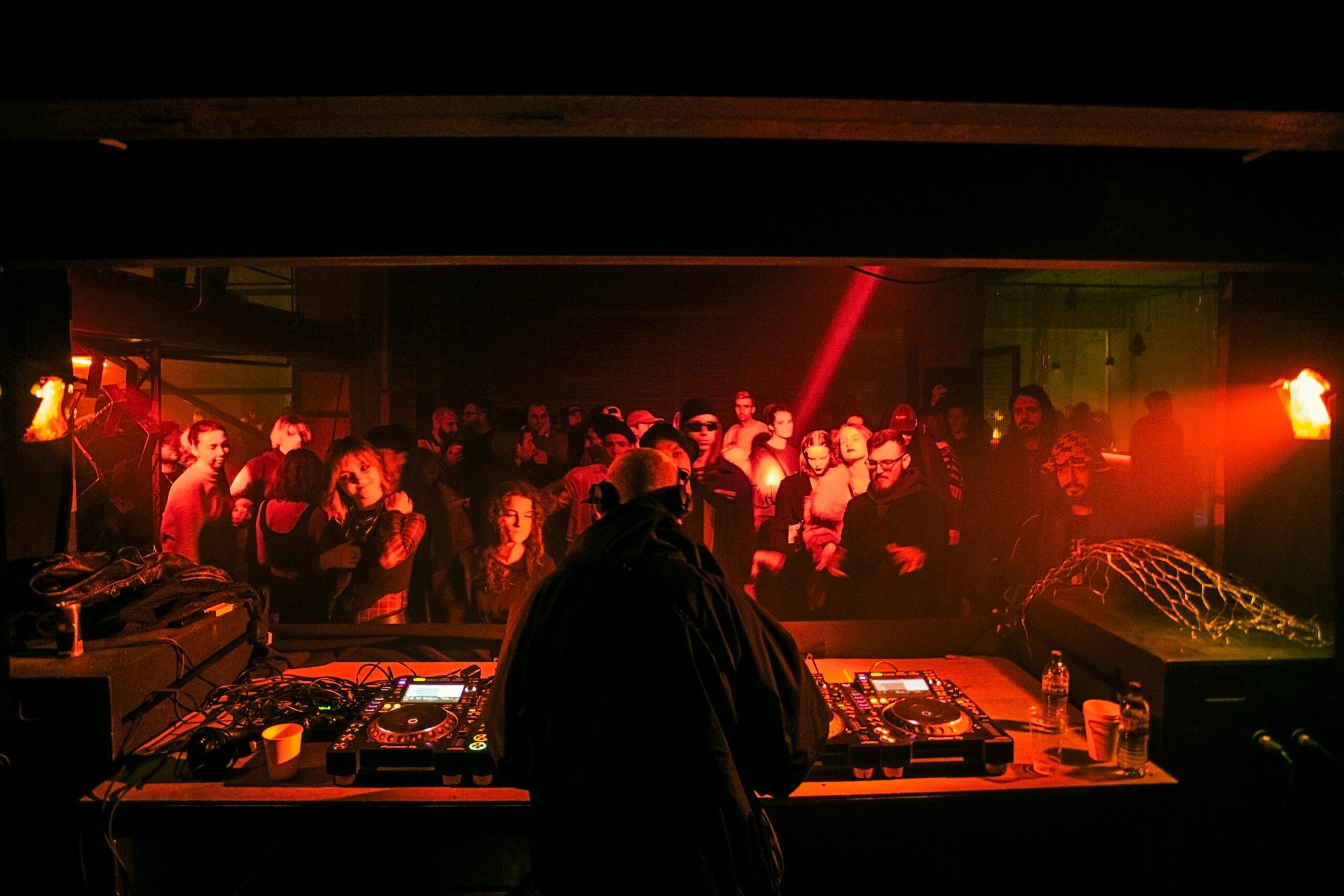 Clubs in Frankfurt? Erlebe den nächsten Schritt: echte Gespräche nach dem Nachtleben – mit Timeleft. persönliche Begegnung statt Clubroutine.