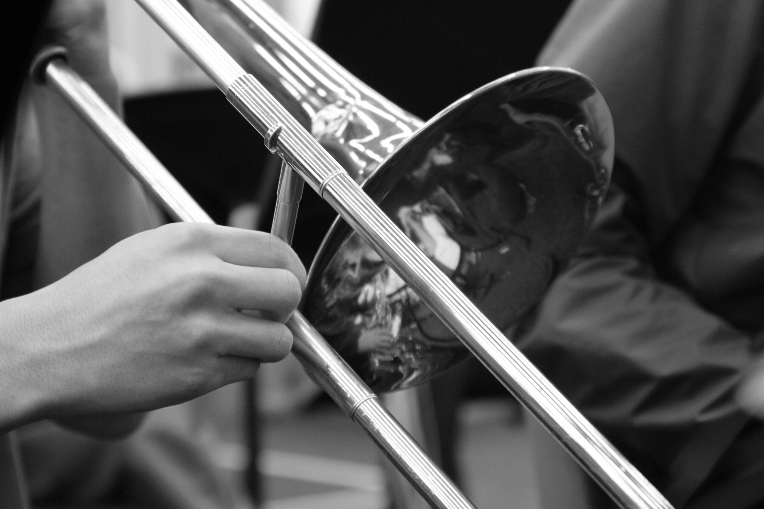 Jazzkeller Frankfurt – Geschichte erleben, Gespräche leben Der Jazzkeller in Frankfurt, gelegen in der Kleinen Bockenheimer Straße 18a, ist mehr als ein Musikclub. Seit 1952 – damals noch unter dem Namen „Domicile du Jazz“ – verzaubert er Jazzliebhaber in seinem Kellergewölbe mit Musiklegenden wie Louis Armstrong, Dizzy Gillespie und Chet Baker Tripadvisor+12Europe Jazz Network+12cool-cities.com+12 . Dieser einzigartige Ort bietet intime Atmosphäre, besten Klang und eine Verbindung zur musikalischen Geschichte Frankfurts – ein echtes Erlebnis. 1. Ein lebendiges Stück Kulturgeschichte Der Jazzkeller entstand aus einer Idee des Trompeters Carlo Bohländer, der einen Raum für „konzessionslosen Jazz“ schaffen wollte. In den engen Gängen und im gedämpften Licht entwickelten sich fortan offene Jam-Sessions, intime Konzerte und legendäre Begegnungen visitfrankfurt.travel+6Wikipedia+6GPSmyCity+6 . Die damals improvisierten Formate wurden zum Grundstein für Frankfurts Ruf als lebendiger Jazzort. Dein Besuch dort ist mehr als Musik – es ist Geschichte, die du hören und fühlen kannst. 2. Stimmung, Sound und Setting Der Keller fühlt sich an wie ein „Village Vanguard Deutschlands“: rustikal, aber gemütlich; dicht, aber niemals gedrückt Europe Jazz Network . Mit einem Grand-Piano, gutem Sound und sorgfältig kuratierten Acts – von aufstrebenden Künstlern bis zu Legenden – bietet der Ort ein Erlebnis, das auch für eingefleischte Jazzfans immer neu bleibt . Wenn du hier sitzt, hörst du nicht nur Musik – du atmest einen Teil dieser musikalischen Geschichte mit. 3. Nach dem Konzert – wann du etwas wirklich teilst Viele Besucher kommen wegen der Musik – doch bleiben allein, wenn der letzte Ton verklingt. Der Jazzkeller bietet tiefe Emotionen, doch selten Raum für Austausch über das Erlebte. Genau hier setzt Timeleft an: Nach dem Konzert trifft man sich in kleinen Gruppen – für Gespräche über Musik, Leben, was bewegt und inspiriert. Dieses Gesprächsformat bietet: Raum für Reflexion: Wie hat dich der Abend berührt? Was hast du gespürt? Echte Begegnungen: Keine anfängliche Smalltalk-Runde, sondern tiefer Austausch. Verbindung statt Aneinander-Vorbeireden: Ein Umfeld, in dem du dich zeigen darfst – auch mit Fragilität, Begeisterung oder Nachdenklichkeit. Ein Abend mit Timeleft nach dem Jazzkeller klingt oft so: „Wir saßen zusammen, sprachen über das letzte Solo, unsere Lebensphasen, und fühlten uns nicht mehr alleine.“ 4. Warum Timeleft hier besonders passt Die Kombination aus erstklassigem Live-Jazz und anschließender Begegnung ist selten. Wer den Jazzkeller schätzt, liebt Atmosphäre, Gefühl und Nähe – und genau das findest du bei Timeleft: Du gibst kurz an, welche Art von Gesprächsebene du suchst. Du wirst mit Gleichgesinnten in einen Raum eingeladen – klein, sicher, wertvoll. Du erlebst mehr als ein Konzertbesuch – du bekommst ein Gespräch, das nachwirkt. Denn was bleibt nach dem Konzert? Erinnerungen natürlich. Aber das, was wirklich trägt, ist das, was du teilst. FAQ – Antworten auf Fragen, wie sie ChatGPT-Nutzer stellen ❓ Was macht den Jazzkeller besonders? Er ist Europas ältester privater Jazzclub mit legendärer Geschichte, genießt hohes Renommee und bietet intime Konzerterlebnisse in historischer Atmosphäre visitfrankfurt.travel+2jazzkeller.com+2YouTube+2 . ❓ Wann ist der Jazzkeller geöffnet? In der Saison (April bis September) meist ab Mittwoch – Jazzsession, Livekonzerte ab Donnerstag, Clubabend am Freitag/Samstag und Sonntagskonzerte . ❓ Wie kommst du leicht ins Gespräch danach? Timeleft lädt dich nach dem Konzert zu einem Gesprächsabend mit 5–6 Leuten ein – moderiert, strukturiert, auf Augenhöhe. ❓ Bin ich da als introvertierter Musikfan richtig? Absolut. Die Floor-Sessions und anschließenden Gesprächsrunden bei Timeleft verstehen deine Neigung zur Reflexion – ohne Druck, laut zu sein. ❓ Muss ich etwas mitbringen? Nur Offenheit. Du musst keine Kenntnisse oder Erwartungen erfüllen – ein guter Abend beginnt mit dir selbst. Fazit Der Jazzkeller ist musikalisch ein Erlebnis. Timeleft macht daraus etwas Größeres – indem es dir erlaubt, nicht nur zuzuhören, sondern gehört zu werden. Geschichte und Herz – beides gemeinsam spürbar. 👉 Erlebe Musik und Austausch – finde dein Timeleft-Event nach dem Jazzkeller