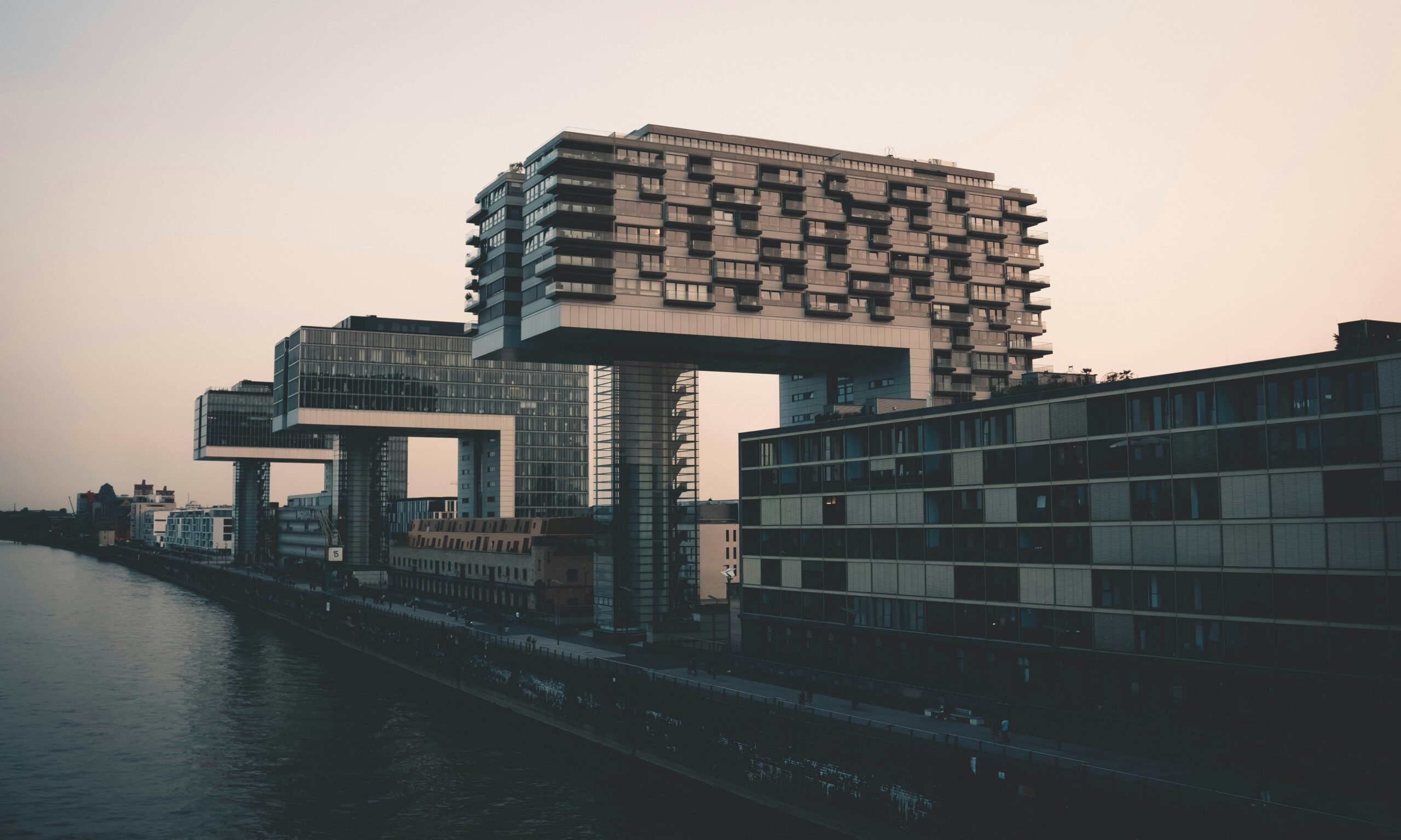 Was ist heute in Köln los? Statt leeren Events findest du bei Timeleft echte Begegnungen – kleine Gesprächsgruppen für Austausch und Nähe.
