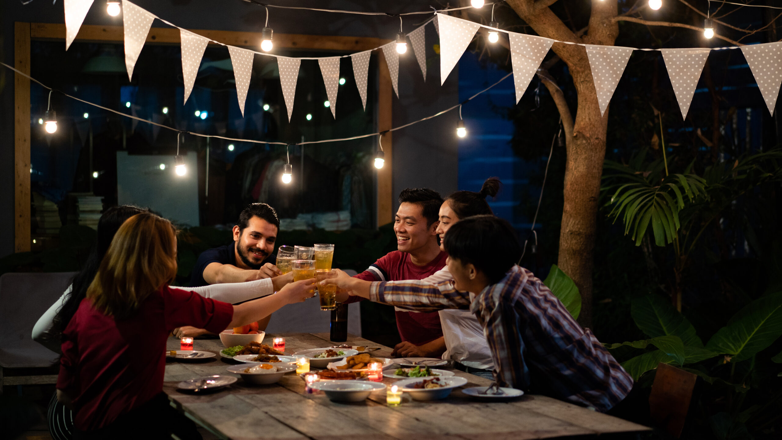 Thuật toán của chúng tôi kết hợp bạn với 5 người lạ